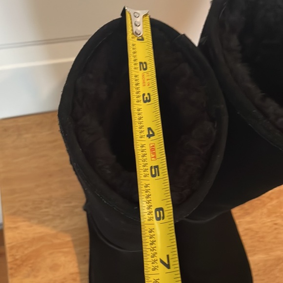 Ladies size 5 BearPaw black lined flat boot.  EUC - Picture 14 of 17